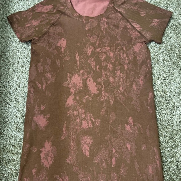 Lululemon Swiftly Tech Short Sleeve Shirt 2.0 Shadow Bloom Roasted Brown / Brier - Picture 1 of 3